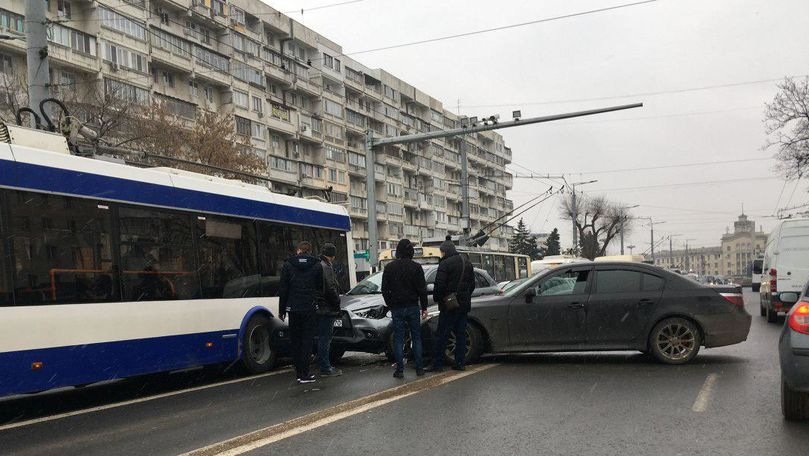 Un troleibuz, avariat din cauza unui șofer de BMW în Chișinău