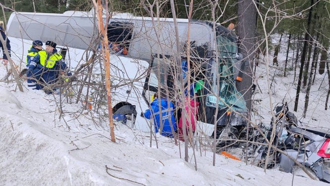 Un autobuz plin cu elevi s-a prăbușit în Rusia: Patru persoane au murit