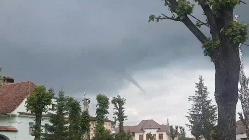 Cod galben de fenomene extreme: O tornadă, filmată în România