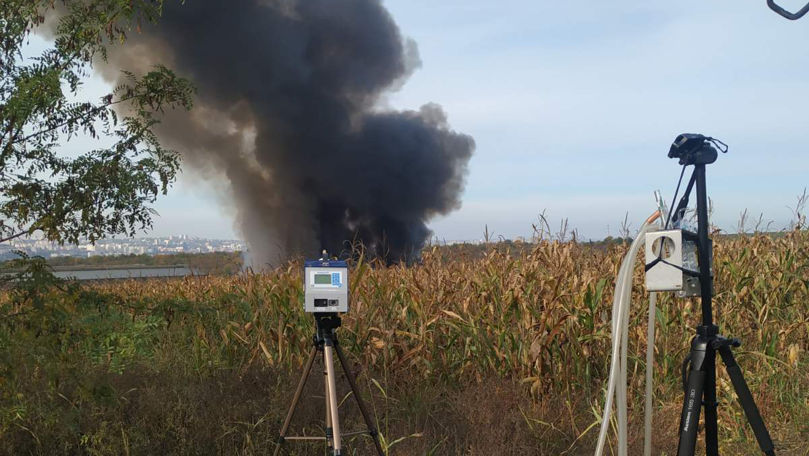 Incendiu la depozit: Specialiștii stabilesc gradul de poluare a mediului