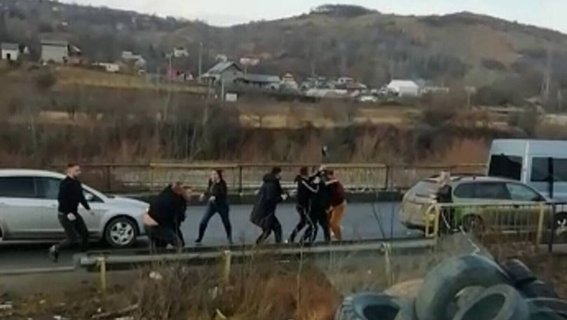 Bătaie în mijlocul drumului în România: Un șofer a depășit coloana