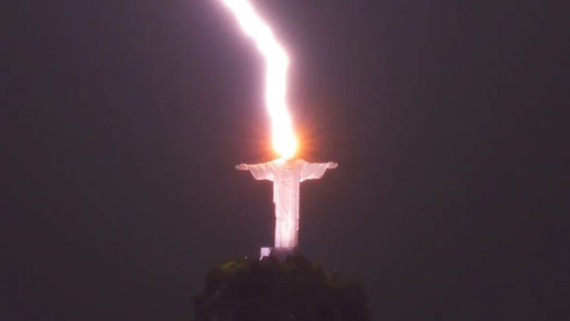 Молния ударила в статую Христа в Рио-де-Жанейро.