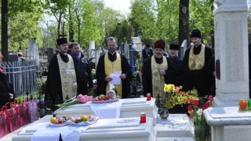 Cetățenii au adus un omagiu artiștilor înmormântați la Cimitirul Central