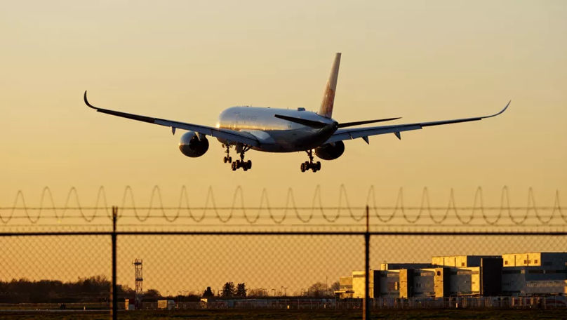 Alertă pe Otopeni: Motorul unui avion cu pasageri s-a defectat în zbor