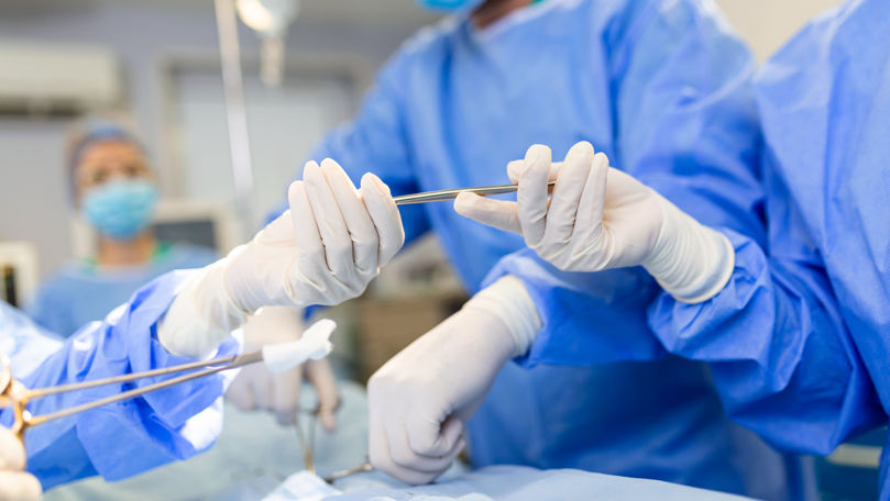 O femeie cu o tumoră gravă, salvată de medicii din Moldova