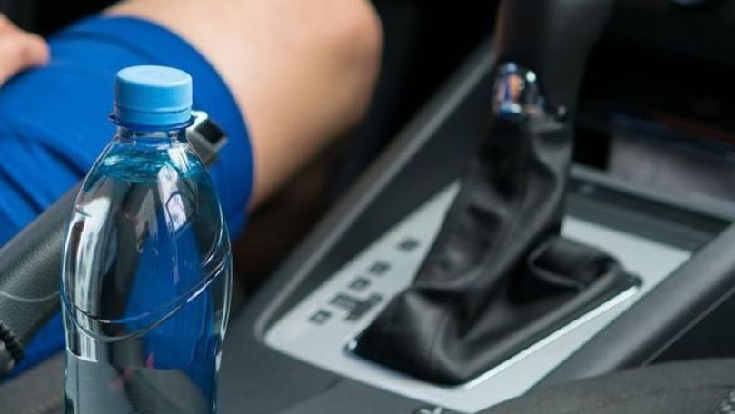 O sticlă cu apă uitată în mașină vara poate duce la incendierea mașinii