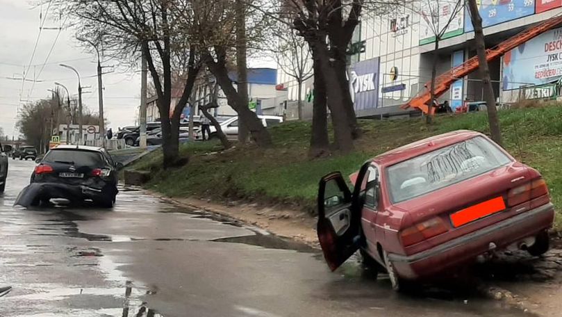 Accident pe o stradă din Capitală: Două mașini, grav avariate