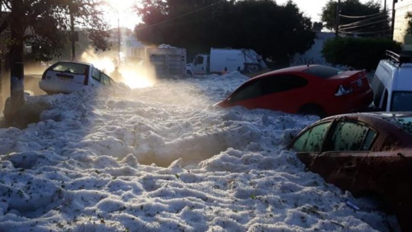 Orașul în care grindina a îngropat mașinile într-un strat de gheață