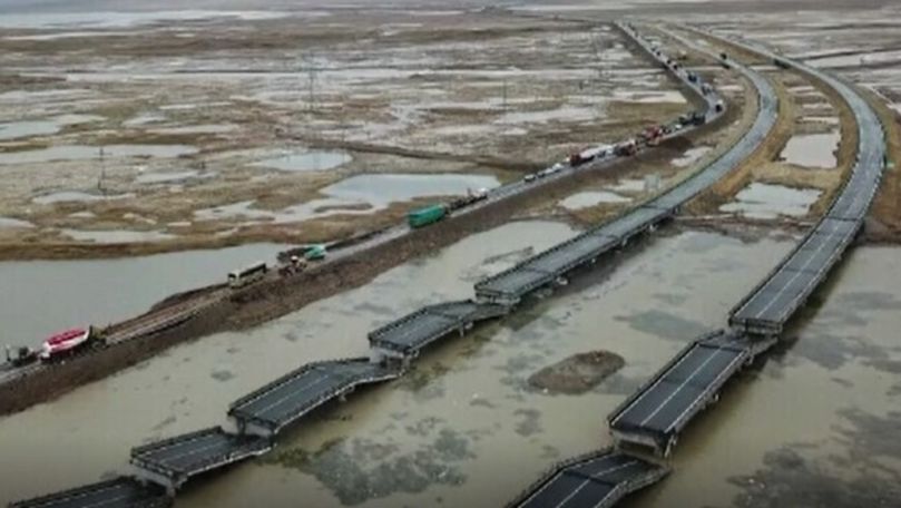China, lovită de cutremure puternice: Două autostrăzi s-au prăbușit