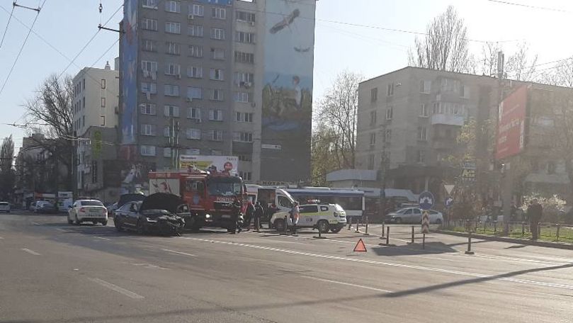 Accident grav la Botanica: O mașină s-a umplut de fum. 2 femei rănite
