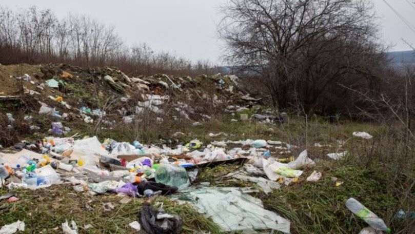 Gunoiul din curte, peste gard: Cimitirul din Durleşti plin de deșeuri
