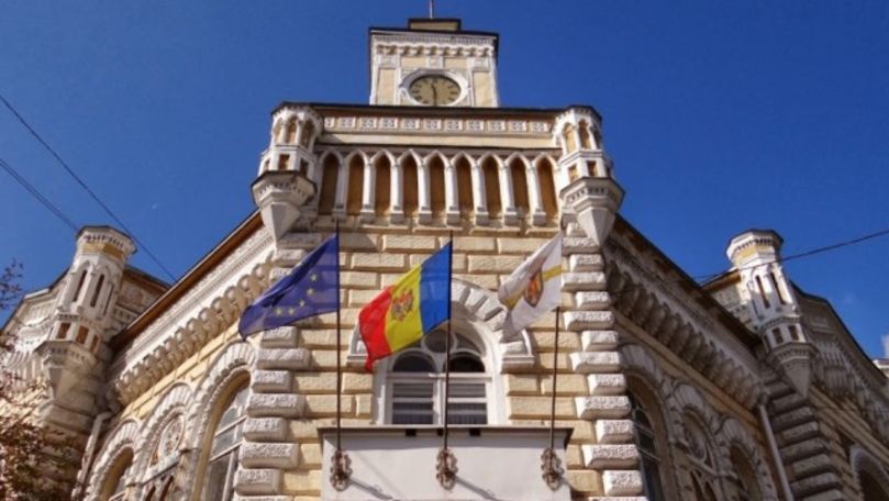 PL cere coborârea în bernă a drapelelor de pe clădirea Primăriei