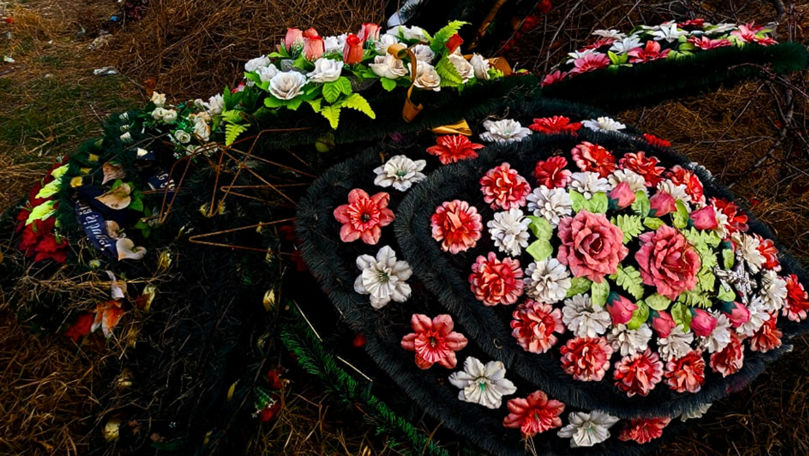 Experții atenționează privind folosirea florilor artificiale în cimitire