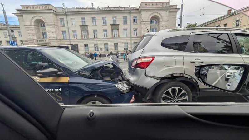O mașină a unei școli auto, implicată într-un accident în Capitală