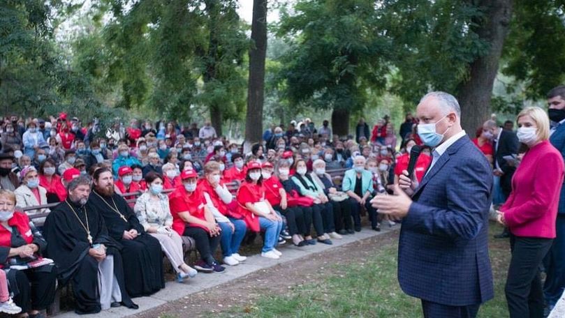 В разгар пандемии сотни людей пришли на предвыборную встречу с Додоном.