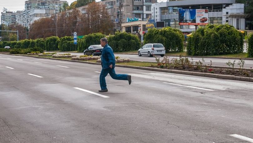 Un șofer de taxi a tamponat un bărbat care traversa neregulamentar