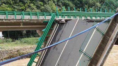 Un pod s-a prăbușit în China din cauza ploilor: 11 persoane au murit