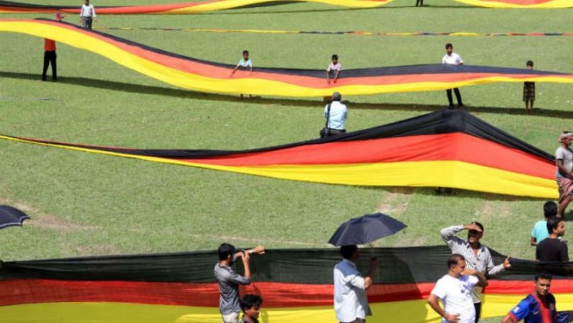 CM 2018: Un fermier din Bangladesh a realizat un steag de 5,5 km lungime