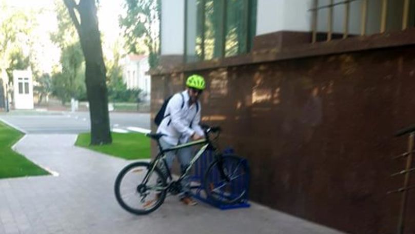 Deputatul Alaiba, surprins cum vine cu bicicleta la Parlament