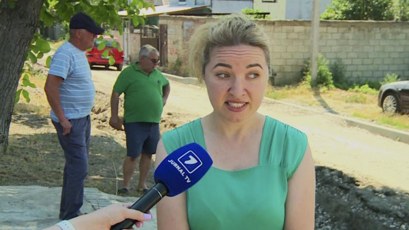 Locuitorii din Durlești, sufocați de mirosul de la o canalizare