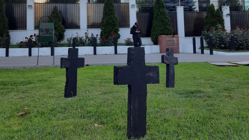 Mai multe cruci negre, instalate în fața Ambasadei Rusiei de la Chișinău
