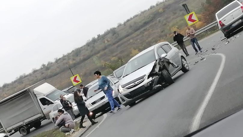 Două mașini, avariate într-o curbă de pe traseul Chișinău-Hâncești