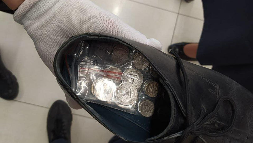 88 de monede de colecție, găsite în bagajul și încălțămintea unui bărbat