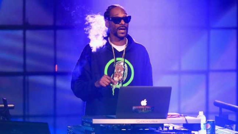 Câţi bani îi dă Snoop Dogg unui angajat care îi rulează jointuri