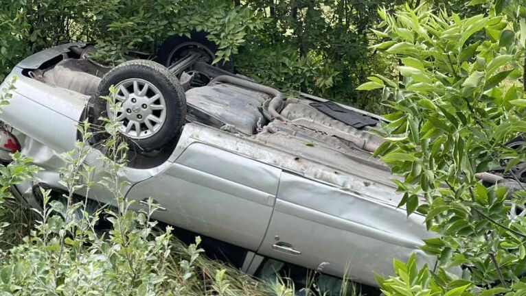 Râșcani: Un șofer a ajuns la spital după ce s-a răsturnat cu mașina