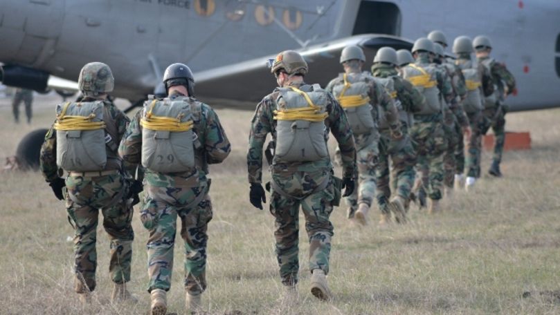 JCET 2019: Militarii Armatei Naţionale au sărit cu parașuta