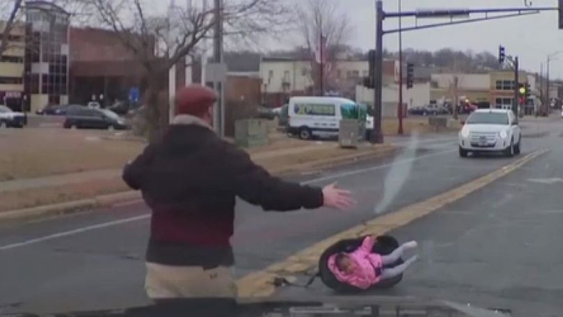 Un copil, filmat cum cade cu scaunul din mașină în mijlocul drumului