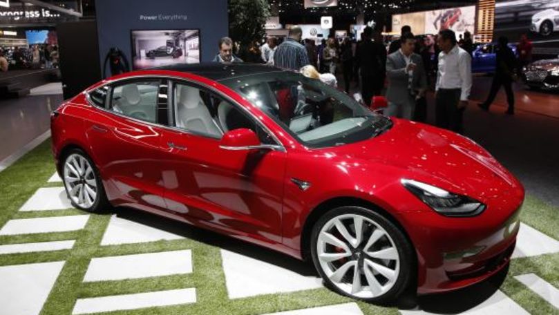 Tesla închide magazine și reduce considerabil preţul automobilului M3