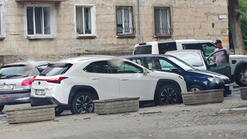 Accident cu implicarea a trei automobile: Un șofer a suferit leziuni