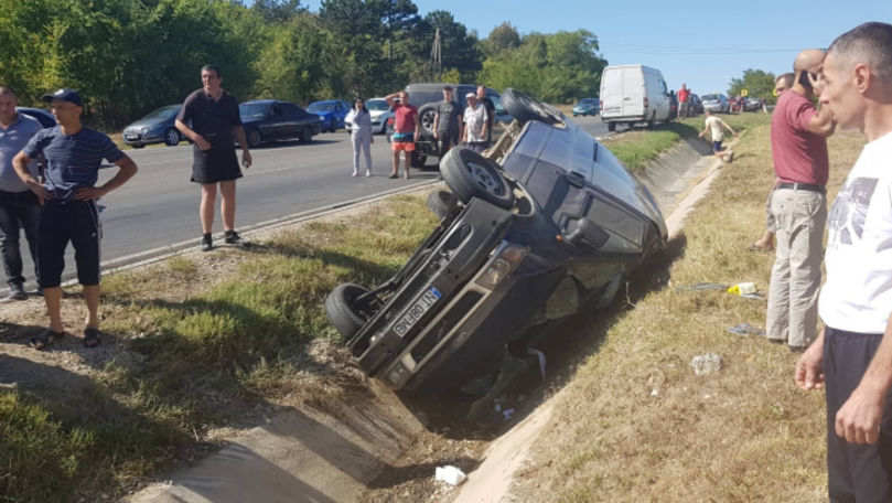 Accident la Orhei: Un automobil s-a răsturnat într-un șanț