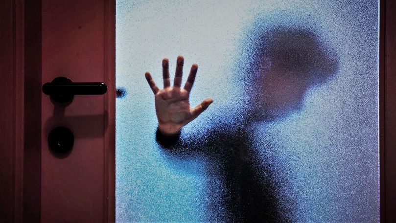 Un educator pedofil este căutat prin Interpol