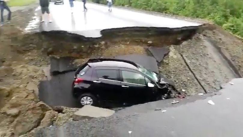 O maşină a căzut într-un crater imens, format pe o autostradă din Rusia