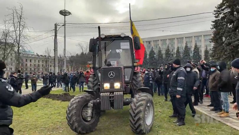 Protestul agricultorilor: Un fermier a arat gazonul de lângă Catedrală