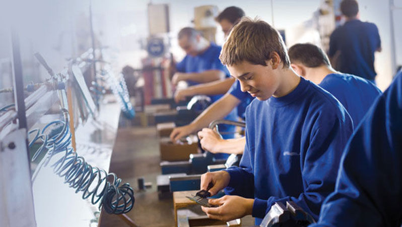 Numărul tinerilor admiși în învățământul dual a crescut cu 70 la sută în ultimii ani