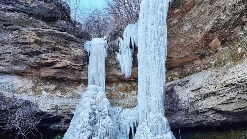 Spectacolul naturii în R. Moldova: Cascada de la Țipova a înghețat