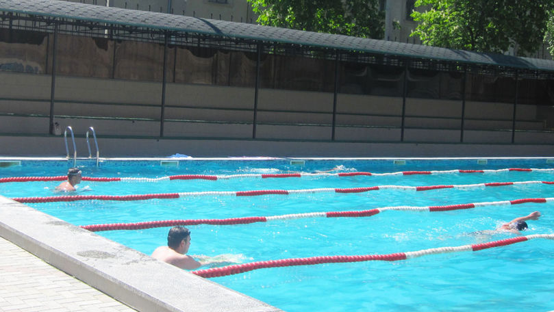 В Кишиневе мужчина скончался во время плавания в бассейне.