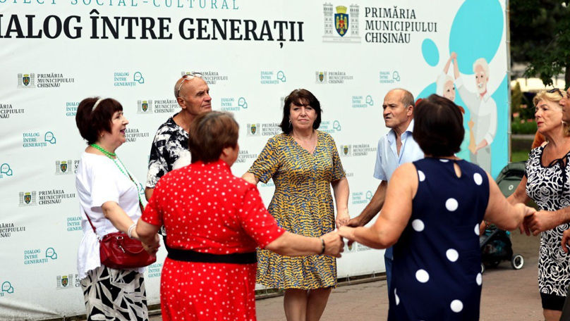 Seniorii din Capitală, invitați la spectacole muzicale în aer liber