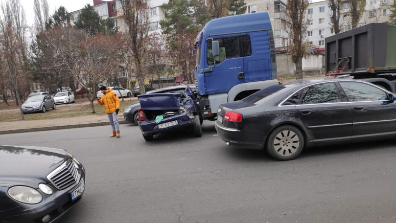 Mașină, avariată și distrusă pe stradă de un TIR al Armatei Naționale