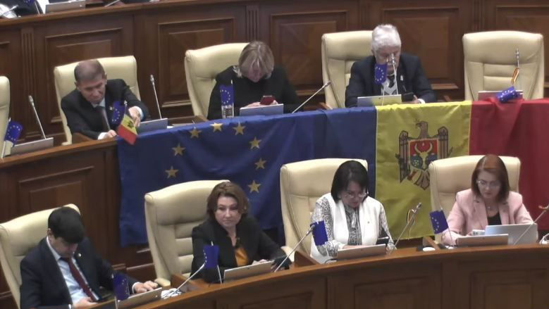 Imnul Moldovei și cel al UE au răsunat în plenul Parlamentului