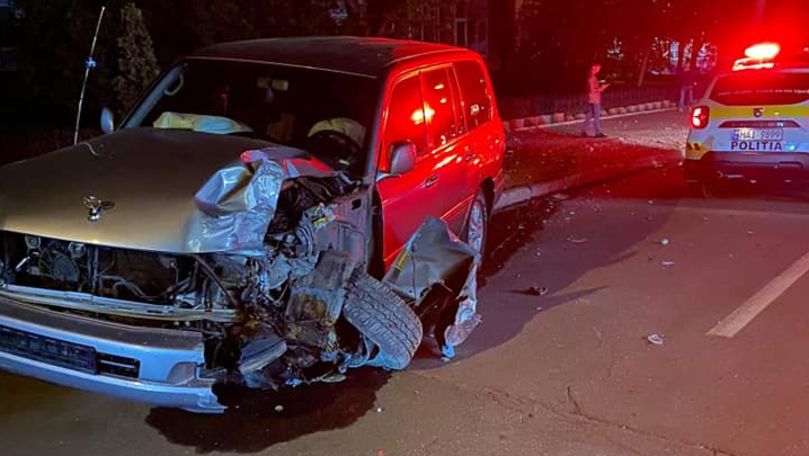 Accident nocturn în Capitală: Un șofer a intrat într-un stâlp electric