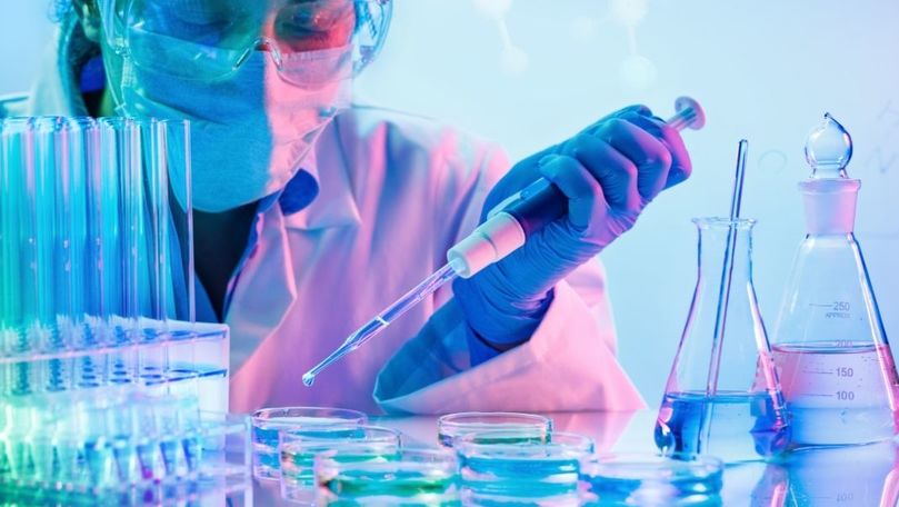 Un anticorp monoclonal e capabil să neutralizeze toate variantele COVID
