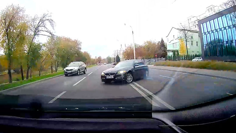 Un șofer, suprins conducând haotic pe o stradă din Capitală. Ce riscă