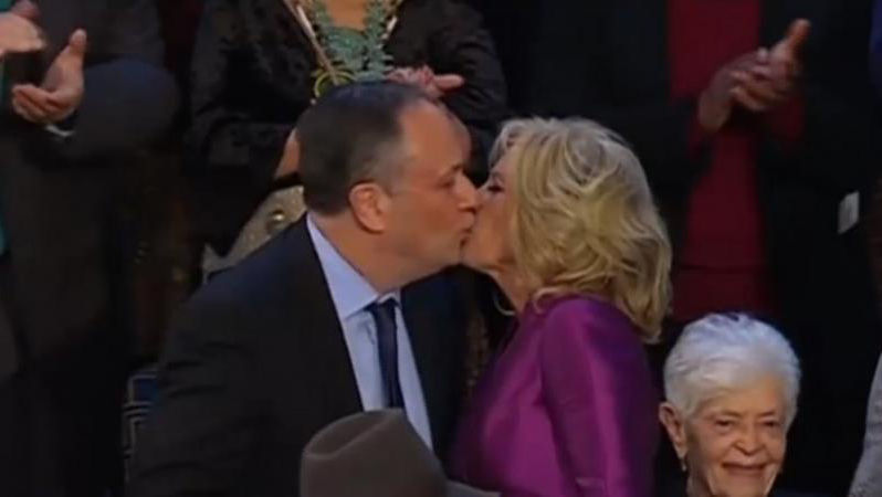 Gafă virală: Jill Biden l-a sărutat pe buze pe soțul Kamalei Harris
