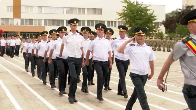 Sunt locotenenți: Absolvenții Academiei Militare și-au primit diplomele