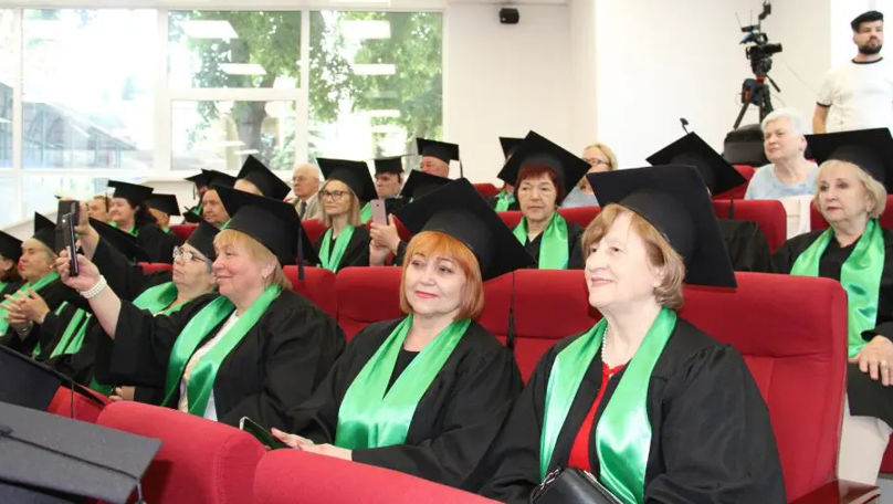 Peste 100 de seniori au absolvit Universitatea pentru Vârsta a Treia