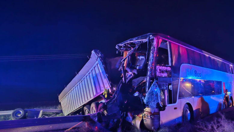 Un autocar cu moldoveni s-a lovit de un TIR în România: 22 de răniți